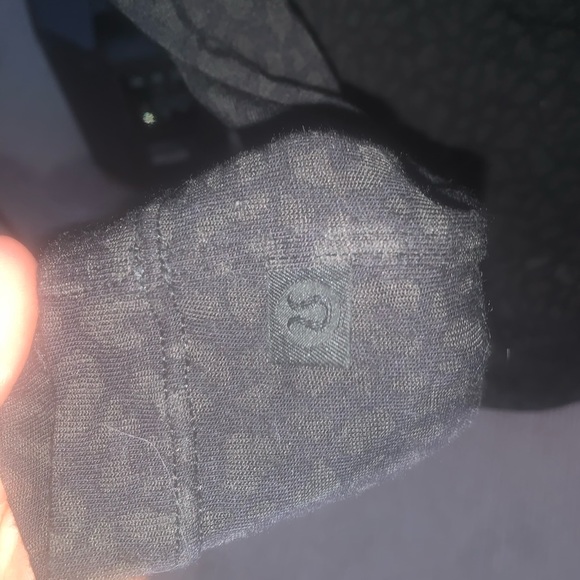 BLACK lulu lemon crop top - Picture 3 of 4